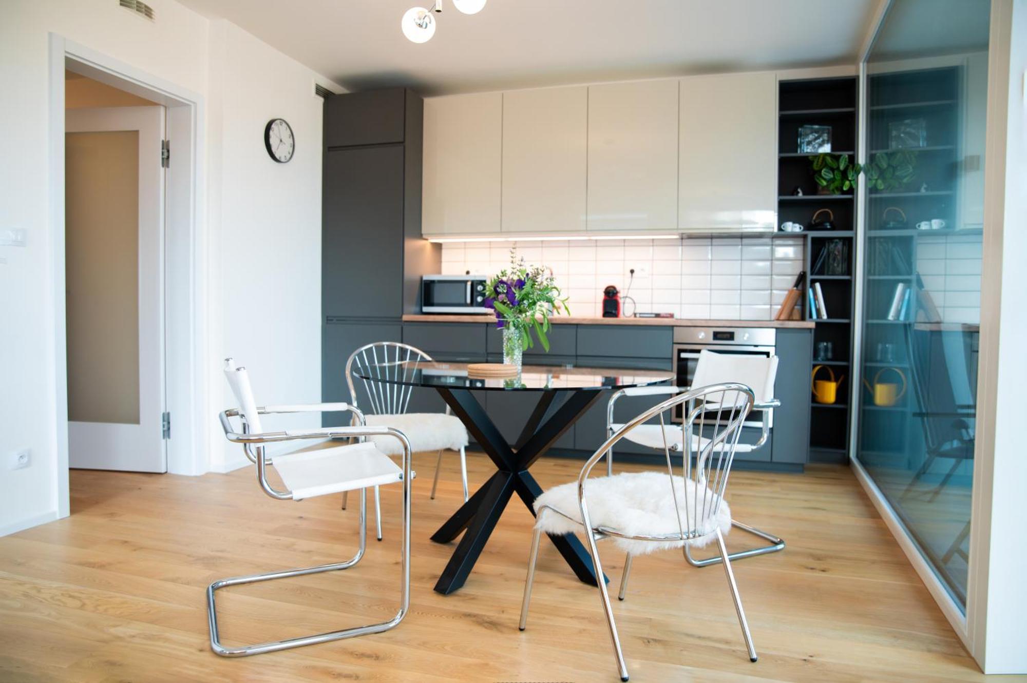 60 Free Parking&wifi Apartment *